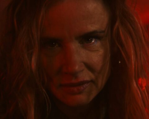 Juliette Lewis interpreta Crystal in una scena dell'episodio The Scar di Cape Fear