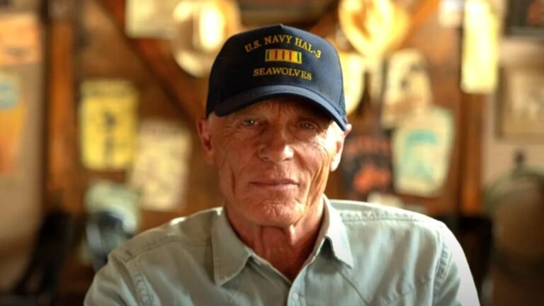 Ed Harris nei panni di Everett McKinney in Dutton Ranch, serie che l’attore voleva lasciare durante la prima stagione