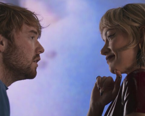 Cooper Hoffman e Olivia Wilde in una scena del film