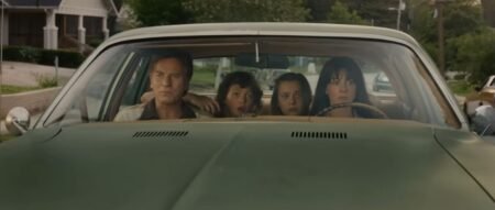Famiglia Platt in auto nel film La Fine di Oak Street
