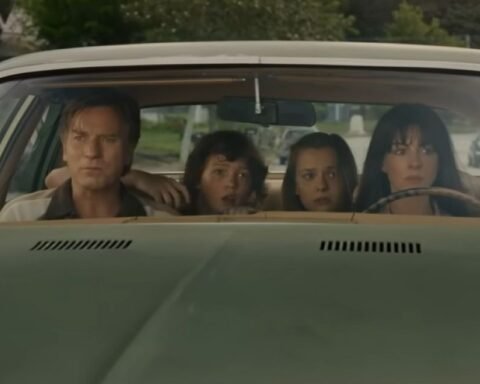 Famiglia Platt in auto nel film La Fine di Oak Street