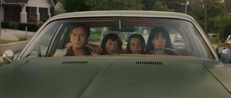 Famiglia Platt in auto nel film La Fine di Oak Street