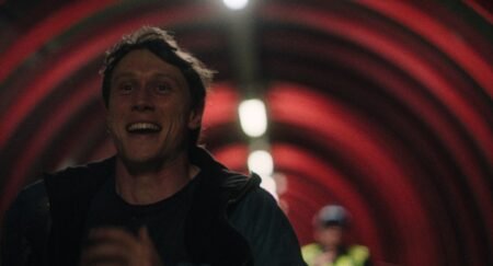 George MacKay interpreta Dylan nel film Mission