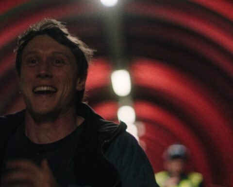 George MacKay interpreta Dylan nel film Mission