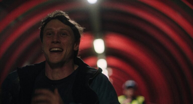 George MacKay interpreta Dylan nel film Mission