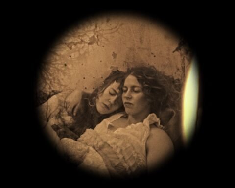 Le due protagoniste in una scena di Snapshot