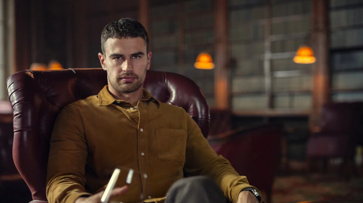 Theo James nella seconda stagione di The Gentlemen, la serie Netflix rinnovata per la stagione 3