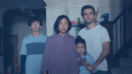 Greta Lee e Wagner Moura nel film Netflix The Last House