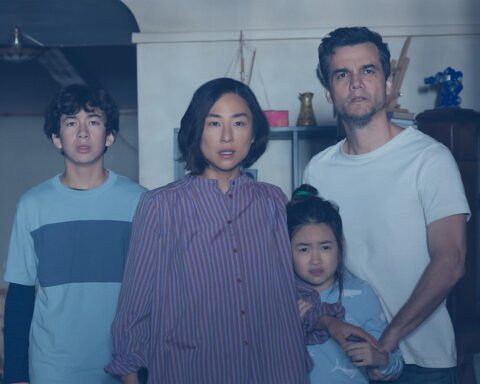 Greta Lee e Wagner Moura nel film Netflix The Last House