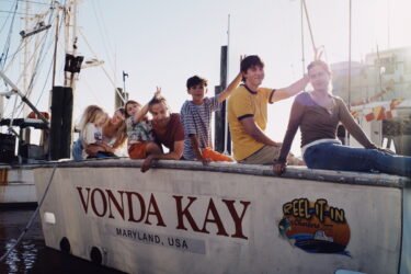 Tutti i membri della famiglia in una scena di Capsized