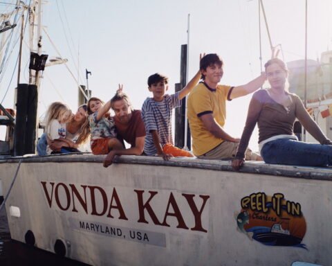 Tutti i membri della famiglia in una scena di Capsized