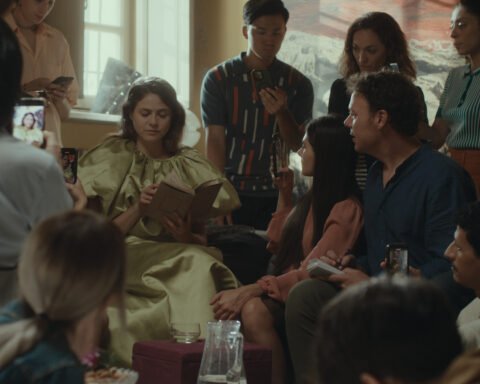 Miriam circondata dai suoi adepti in una scena del film