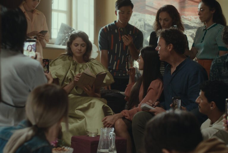 Miriam circondata dai suoi adepti in una scena del film