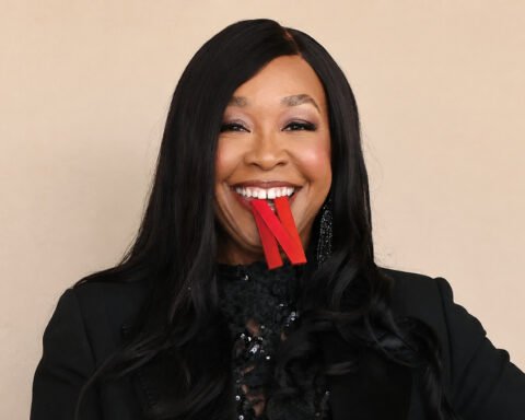 Shonda Rhimes rinnova per altri cinque anni la collaborazione tra Shondaland e Netflix