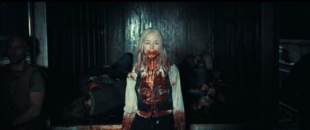 City Of Blood 1x01 recensione: una scena di I Missed You Too con una donna coperta di sangue