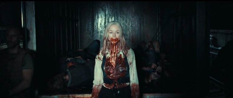 City Of Blood 1x01 recensione: una scena di I Missed You Too con una donna coperta di sangue