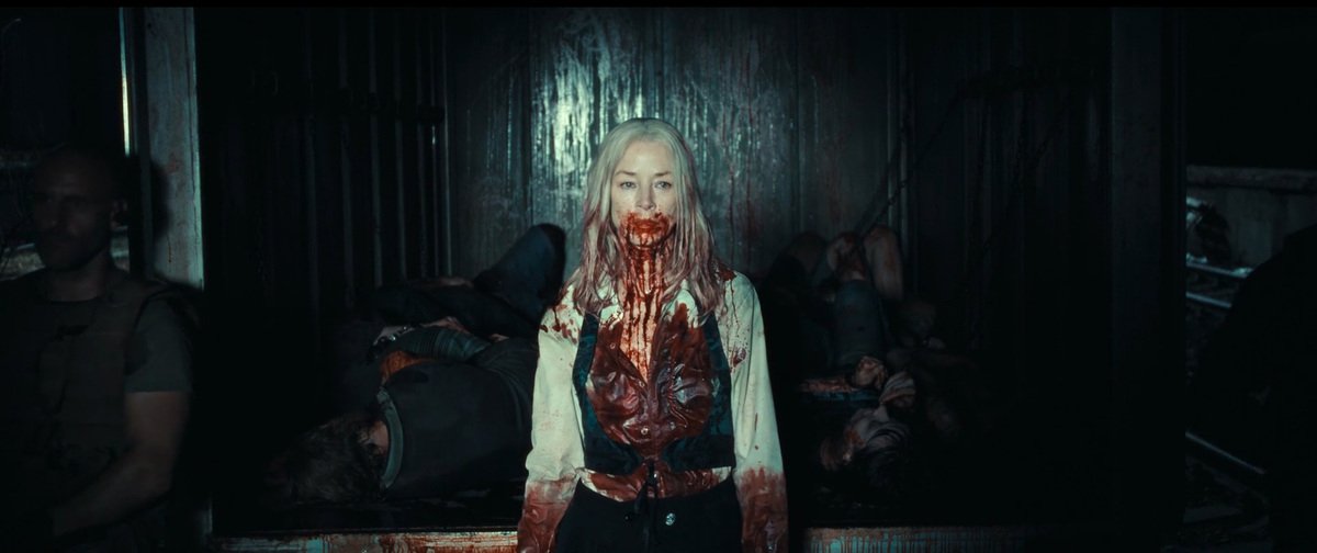City Of Blood 1x01 recensione: una scena di I Missed You Too con una donna coperta di sangue