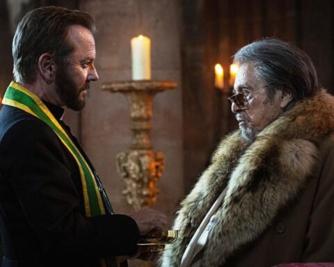 Kiefer Sutherland nei panni di Father Joe, il prete vigilante del film scritto da Luc Besson e presentato a Venezia 83