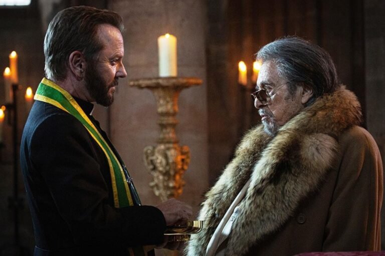 Kiefer Sutherland nei panni di Father Joe, il prete vigilante del film scritto da Luc Besson e presentato a Venezia 83