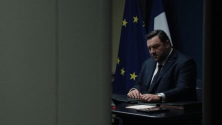 Denis Ménochet nei panni del presidente francese Paul Archambault in Jupiter di Alexandre Smia a Venezia 83