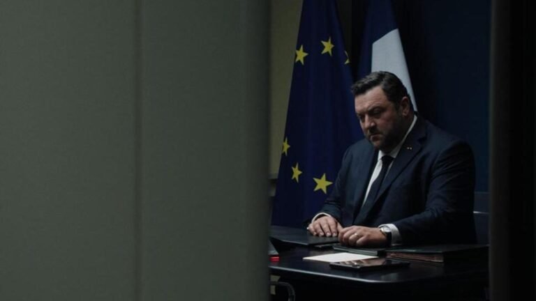 Denis Ménochet nei panni del presidente francese Paul Archambault in Jupiter di Alexandre Smia a Venezia 83