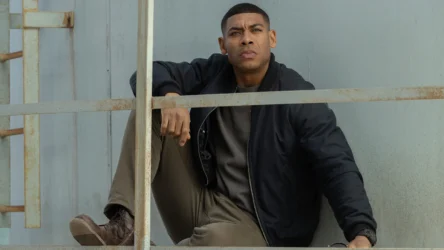 Lanterns 1x04 recensione: una scena di The Weenie con un protagonista seduto all’esterno
