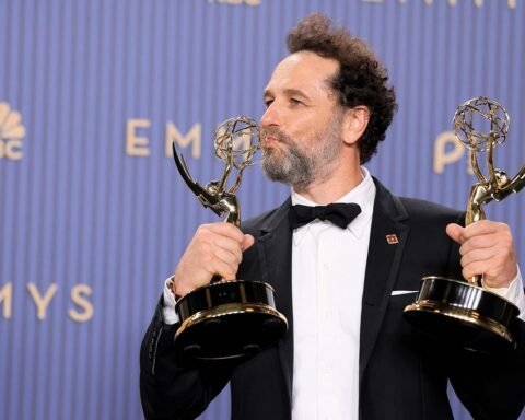 Matthew Rhys posa con due statuette agli Emmy Awards 2026 dopo le vittorie per Widow’s Bay e The Beast in Me