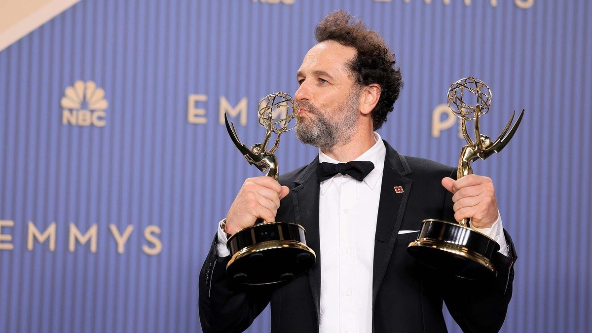 Matthew Rhys posa con due statuette agli Emmy Awards 2026 dopo le vittorie per Widow’s Bay e The Beast in Me