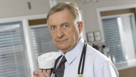 Ken Jenkins nei panni del Dr. Bob Kelso in Scrubs, il cui ritorno nella seconda stagione del revival è ora in dubbio
