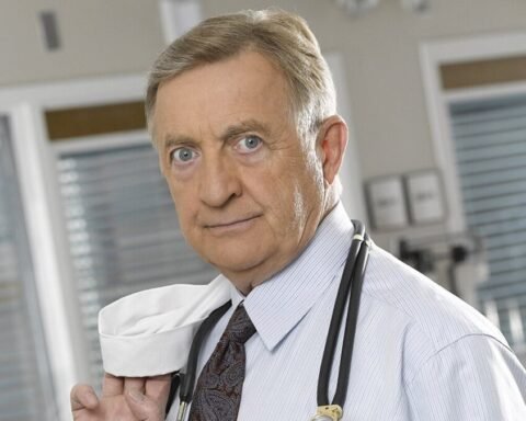 Ken Jenkins nei panni del Dr. Bob Kelso in Scrubs, il cui ritorno nella seconda stagione del revival è ora in dubbio