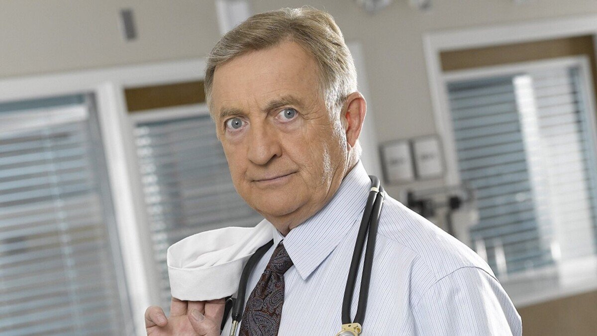 Ken Jenkins nei panni del Dr. Bob Kelso in Scrubs, il cui ritorno nella seconda stagione del revival è ora in dubbio