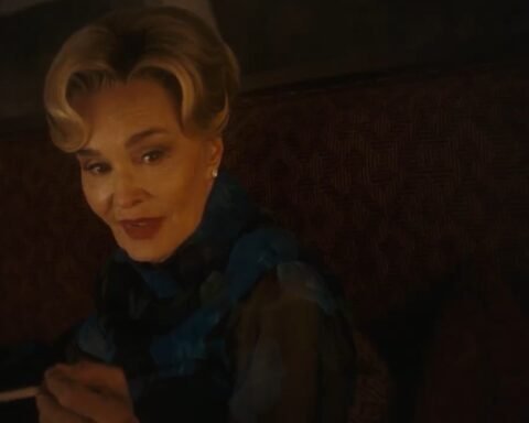 Donna bionda in una scena di American Horror Story 13x04 – Is That All There Is?