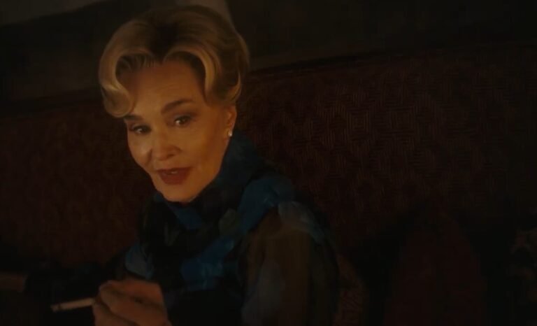 Donna bionda in una scena di American Horror Story 13x04 – Is That All There Is?