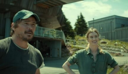 Josh Hartnett e una donna all'esterno di un edificio in Below 1x01 – Come Home Year