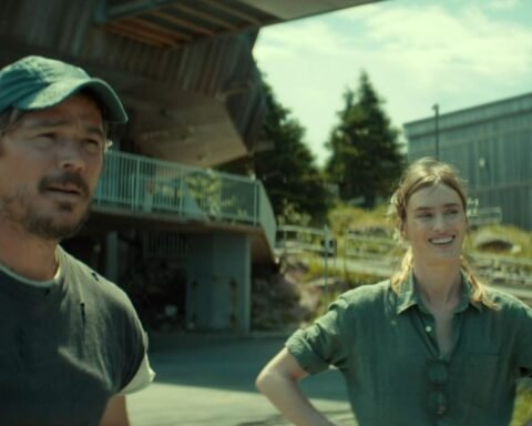 Josh Hartnett e una donna all'esterno di un edificio in Below 1x01 – Come Home Year