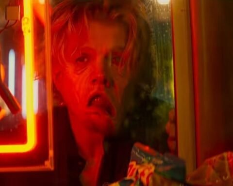 Matt Hagen con il volto sfigurato in una scena illuminata di rosso del film Clayface