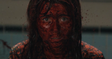 Linda Cardellini nei panni di Pamela Voorhees, con il volto insanguinato, in Crystal Lake 1x01