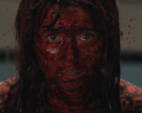 Linda Cardellini nei panni di Pamela Voorhees, con il volto insanguinato, in Crystal Lake 1x01
