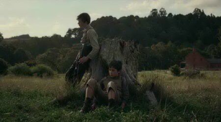 Due uomini in abiti d'epoca nella campagna di East Of Eden, serie Netflix
