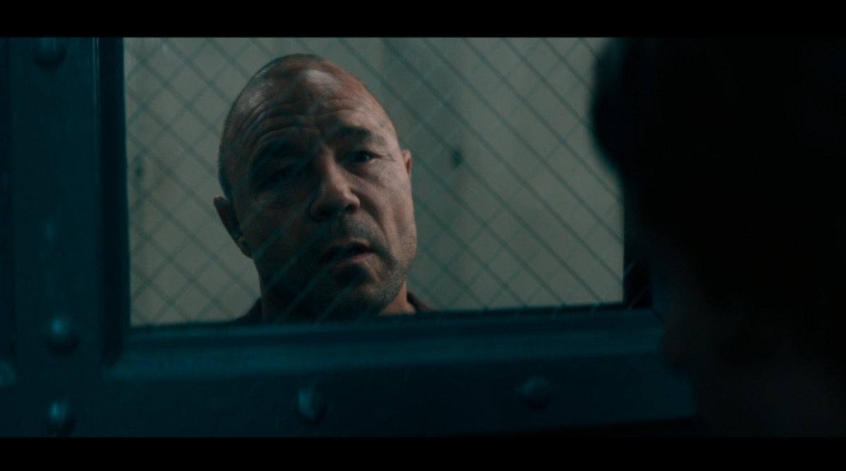 Stephen Graham nei panni di Jurek Walter dietro un vetro con rete metallica in Nocturne 1x01