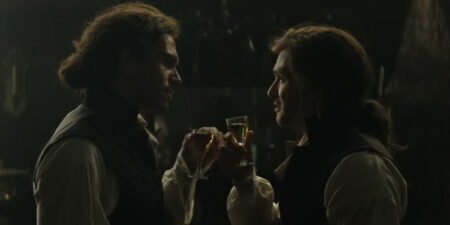 Due uomini brindano in una scena di A Tale Of Two Cities 1x01 – Recalled To Life