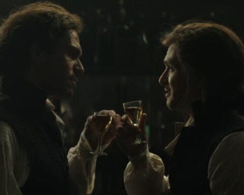 Due uomini brindano in una scena di A Tale Of Two Cities 1x01 – Recalled To Life