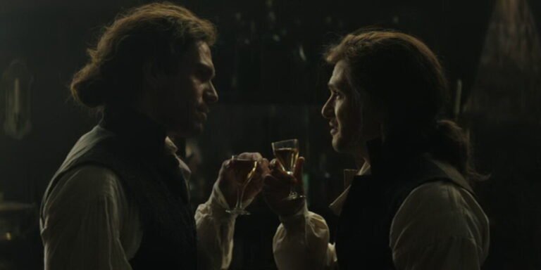 Due uomini brindano in una scena di A Tale Of Two Cities 1x01 – Recalled To Life