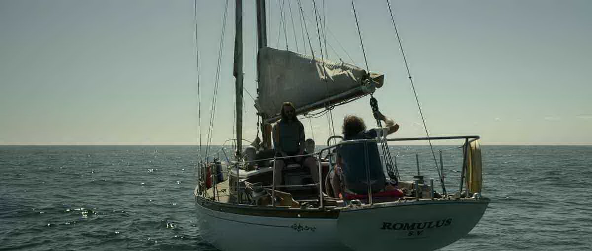 James Reece a bordo della barca a vela in The Terminal List 2x01 – Romulus S.V.