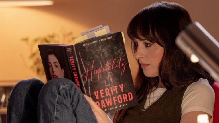 Dakota Johnson nei panni di Lowen Ashleigh nel film Verity