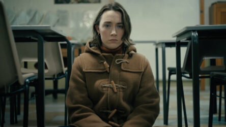 Saoirse Ronan nei panni dell'insegnante Maria Spencer nel film Bad Apples