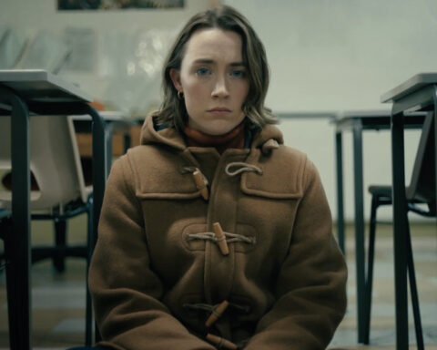 Saoirse Ronan nei panni dell'insegnante Maria Spencer nel film Bad Apples