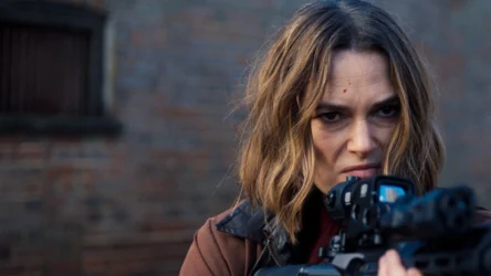 Keira Knightley nei panni di Helen Webb nella serie Black Doves