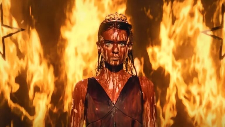 Summer H. Howell interpreta Carrie White nella serie horror di Mike Flanagan, rinnovata per la seconda stagione su Prime Video.