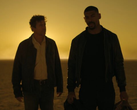 Aaron Pierre e Kyle Chandler in Lanterns 1x08 Dirt And Stars